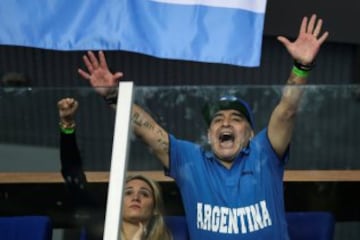 Diego Maradona alentando a Argentina en Zagreb. 