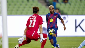 SEÚL, 04/08/2025.- Lamine Yamal, del Barcelona, chuta ante Seunghoon Oh, del Daegu FC, durante el tercer partido de la pretemporada del equipo azulgrana este lunes en la capital coreana, Seúl. EFE/ Jeon Heon-kyun