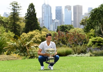 El tenista serbio Novak Djokovic ha posado ante los medios de comunicación con el trofeo conseguido en Australia tras vencer en la final a Dominic Thiem. Con título suma 17 Grand Slam por detrás de los 19 de Nadal y de los 20 de Federer. 