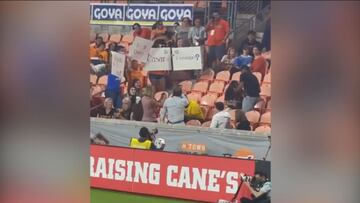 Gol del Galaxy arruinó el momento de este fan que pidió matrimonio en pleno partido