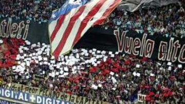 <b>BUENA ASISTENCIA. </b>Jugadores de Atlético y Sporting guardan un minuto de silencio por las víctimas de la tragedia de Haití en el partido del domingo.