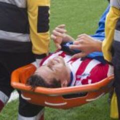 Bernardo Espinosa es operado de su rodilla derecha en Gijón