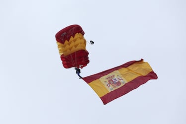 Salto paracaidista de la Patrulla Acrobática de Paracaidismo del Ejército del Aire y del Espacio (Papea) a manos del sargento primero Óscar Marsal Hernández durante el acto solemne de homenaje a la bandera nacional y desfile militar por el 12 de octubre.