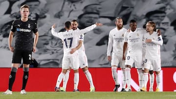 Los jugadores del Madrid celebran el segundo gol de Benzema.