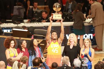 Donovan Mitchell, con el trofeo que le acredita como campeón del concurso de mates.