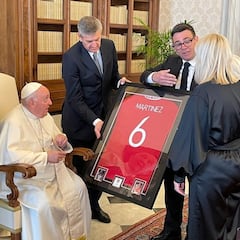 El Papa Francisco posa con la camiseta de Lisandro Martínez