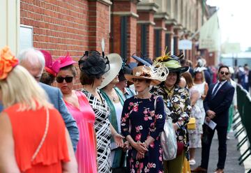 Día de estreno en el hipódromo de Ascot, ciudad al sur de Inglaterra, donde se celebra la tradicional y pintoresca carrera de caballos con la presencia de la familia real británica.