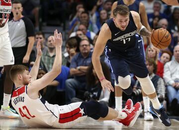 Luka Doncic zafándose del jugador de los Washington Wizards Davis Bertans.