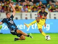 AMDEP9600. HOUSTON (ESTADOS UNIDOS), 02/08/2025.- José Raúl Zúñiga (d) de América disputa el balón con Wil Trapp de Minnesota este sábado, en un partido de la fase de grupos de la Leagues Cup entre Club América y Minnesota United FC en el estadio Shell Energy en Houston (Estados Unidos). EFE/ Carlos Ramírez