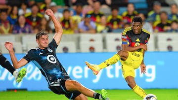 AMDEP9600. HOUSTON (ESTADOS UNIDOS), 02/08/2025.- José Raúl Zúñiga (d) de América disputa el balón con Wil Trapp de Minnesota este sábado, en un partido de la fase de grupos de la Leagues Cup entre Club América y Minnesota United FC en el estadio Shell Energy en Houston (Estados Unidos). EFE/ Carlos Ramírez