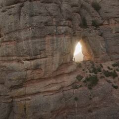 Javier Centeno atraviesa la Roca Foradada a 200km/h