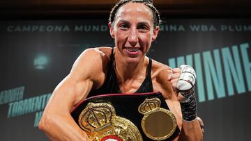 Jennifer Miranda con el cinturón de campeona AMB interina del pluma.