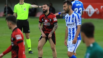 El rojillo Javi Jiménez lamenta una ocasión desperdiciada.