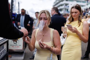 Ambiente durante  el primer día del Festival del Derby de Epsom en Surrey. Es una carrera de galope plano de 2423 metros de distancia y su primera edición fue en 1780.