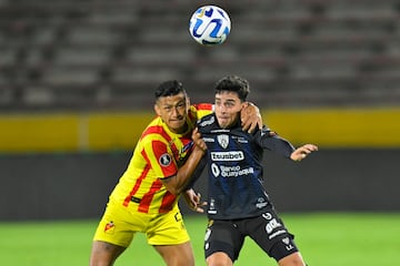 Deportivo Pereira's midfielder Jhonny Vasquez (L) and Independiente del Valle's Argentine midfielder Lorenzo Faravelli fight for the ball during the Copa Libertadores round of 16 second leg football match between Ecuador's Independiente del Valle and Colombia's Deportivo Pereira, at the Atahualpa Olympic stadium in Quito, on August 9, 2023. (Photo by Rodrigo BUENDIA / AFP)