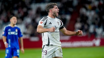 Javi Rueda celebra un gol en el partido entre el Albacete y el Oviedo.