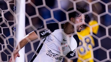 Héctor Hernández salva el debut de Dorival