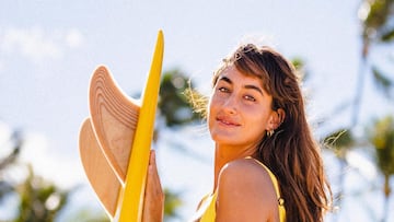 Brittany Hokulani Penaroza con su tabla de surf.