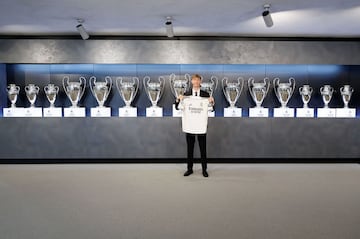 Dean Huijsen posa con su camiseta. 