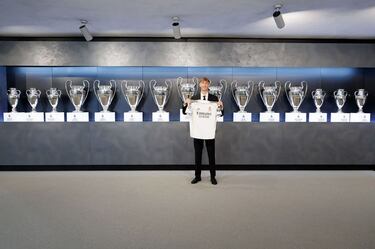 Dean Huijsen posa con su camiseta. 