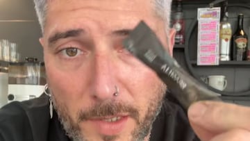 Se queja de lo que muchos clientes hacen con los azucarillos del bar y se monta un lío colosal