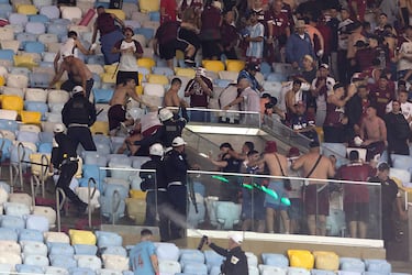 Policías brasileños se enfrentan con hinchas del Club Atlético Lanús durante el partido de vuelta de los cuartos de final de la Copa Sudamericana frente al Fluminense Football Club en el Estadio Maracaná de Río de Janeiro.