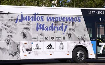 La Empresa Municipal de Transportes de Madrid ha presentado unos autobuses eléctricos para el derbi del domingo entre el Atlético de Madrid y el Real Madrid.