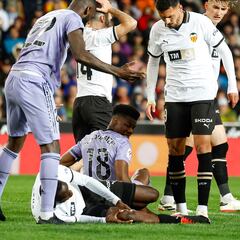 Diakhaby, con una luxación de rodilla, sigue ingresado en el hospital