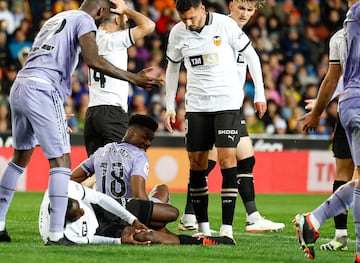 Aurelien Tchouameni cae, de manera accidental, encima de la pierna derecha del jugador del Valencia, doblando de manera antinatural la articulacion del defensa guineano.