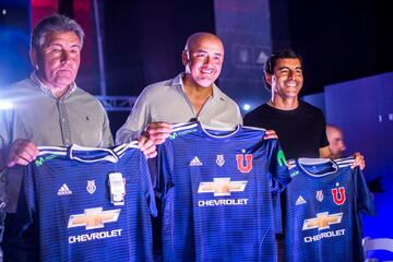 La U presenta camiseta que rememora el azul del '94