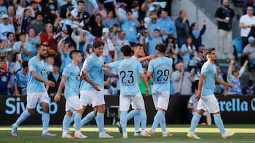 VIGO (PONTEVEDRA), 23/04/2025.- Los jugadores del Celta celebran el primer gol del equipo en el partido de LaLiga entre el Celta de Vigo y el Villarreal CF, este miércoles en el estadio de Balaídos, en Vigo. EFE / Salvador Sas