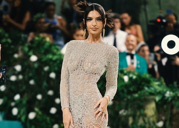 La actriz, Emily Ratajkowski, posa con un vestido de Atelier Versace.