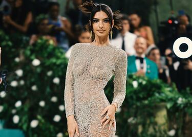 Atelier Versace designed Emily Ratajkowski's dress for the event.