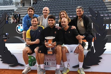 El equipo del tenista español celebrando el Masters 1.000 de Roma tras vencer en la final al tenista italiano, Jannik Sinner.