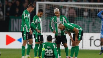 Isco, en el suelo, rodeado de sus compañeros.