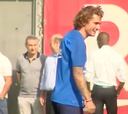 Griezmann recibió el ritual de bienvenida con Neto y De Jong
