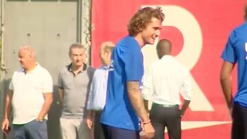 Lluvia de collejas a Griezmann en su primer entrenamiento