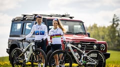 Los ciclistas del Ineos Tom Pidcock y Pauline Ferrnad-Prevot posan con sus bicicletas Pinarello Dogma XC con las que competirán en las principales citas de MTB.