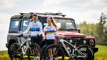 Los ciclistas del Ineos Tom Pidcock y Pauline Ferrnad-Prevot posan con sus bicicletas Pinarello Dogma XC con las que competirán en las principales citas de MTB.