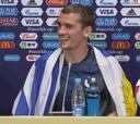 Griezmann dio conferencia de prensa con la bandera uruguaya
