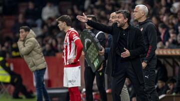 19-01-25. RUBÉN ALBÉS, ENTRENADOR DEL SPORTING, DA ÓRDENES JUNTO A SU AYUDANTE TONI MADRIGAL DURANTE EL PARTIDO ANTE EL ELCHE EN EL MOLINÓN.