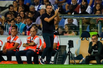 Xavi Hernández aplaude una acción de sus jugadores durante el partido entre el Oporto y el Barcelona.