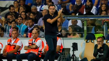 Xavi Hernández aplaude una acción de sus jugadores durante el partido entre el Oporto y el Barcelona.