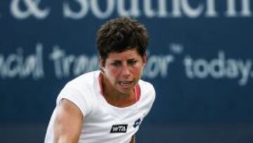 Carla Suárez devuelve una pelota a la búlgara Tsvetana Pironkova.