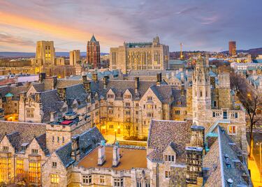 Centro privado ubicado en New Haven, Connecticut (Estados Unidos). Fundada en 1701 y miembro de la selecta Ivy League. En su haber tiene unos 60 premios Nobel, 5 medallas Fields y 3 ganadores de los premios Turing.