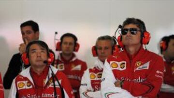 Mattiacci, a la derecha de la foto, en el box de Ferrari con el resto del equipo.