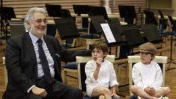 El tenor Plácido Domingo, acompañado de sus nietos, hace justo dos semanas sufrió, la embolia que le ha mantenido hospitalizado.