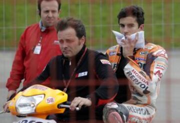 Marc Márquez se lesionó la barbilla y el cuello tras sufrir una caída al final de sus entrenamientos libres.