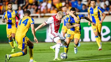 El APOEL sorprende al Ajax de un discreto Van de Beek