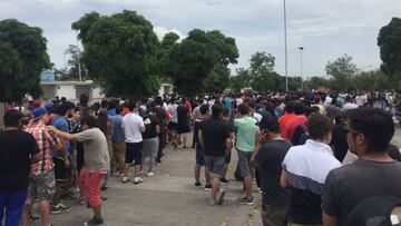 Desorden y caos en el retiro de entradas para Copa Chile
